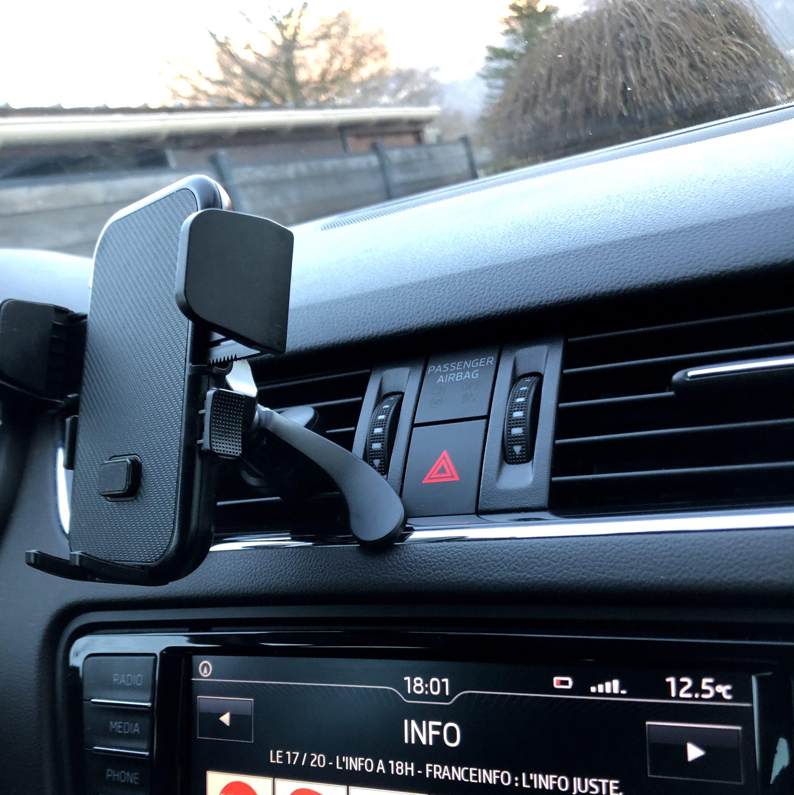 support de téléphone voiture à fixer sur les grilles de ventilation